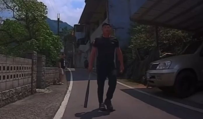 石碇男子不爽違停被嗆「衝三小」　持球棒揮打攔機車騎士逼道歉