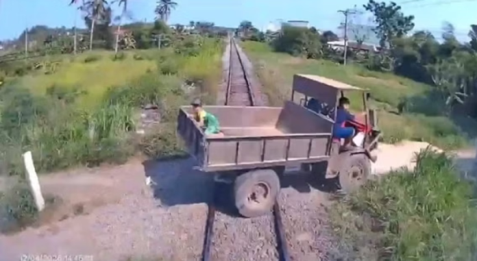 影／無視鳴笛示警！越南農用車穿越「非法平交道」　祖孫三人遭火車撞飛1死2傷