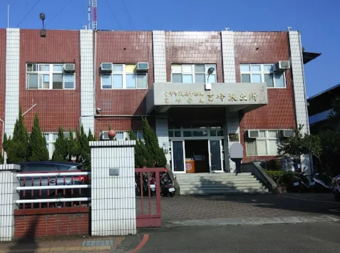 霧峰分局吉峰派出所傳槍響！　警員下巴中彈送醫