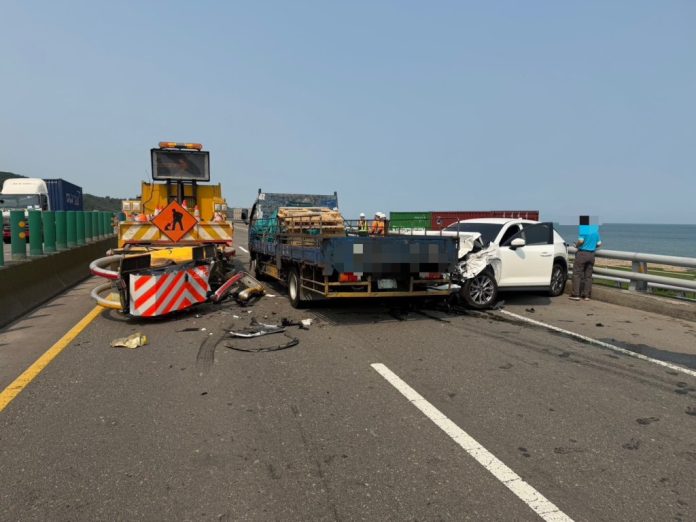 台61線林口路段連環車禍！自小客撞緩撞車再遭大貨車追撞　1人受傷