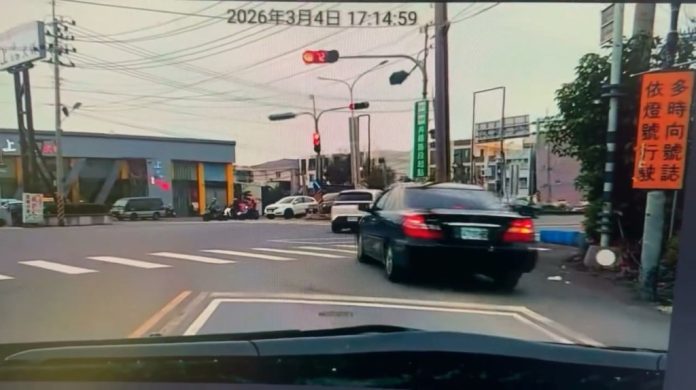 影／里長闖紅燈被檢舉申訴稱「黃燈要變紅燈時通過」　網友翻出影片酸「開這鬼樣子原來叫剛紅燈」