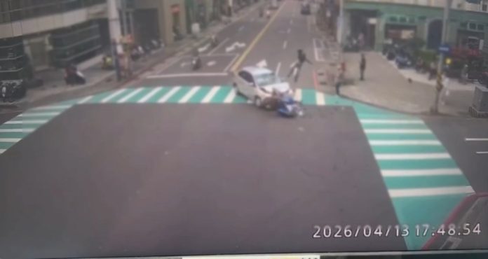 影／基隆轎車「切西瓜」跨雙黃線搶快左轉！直行騎士遭撞飛空中翻滾重摔