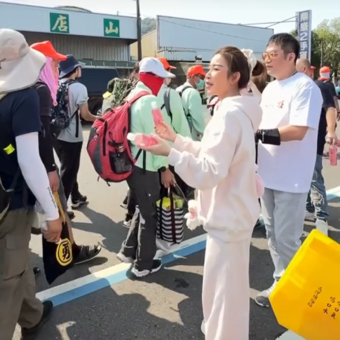 白沙屯進香驚見「野生許維恩」發水結緣！親曝媽祖緣分