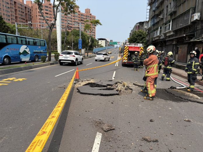 快訊／「砰」！板橋華翠橋前路面突炸開隆起　警消封鎖追查