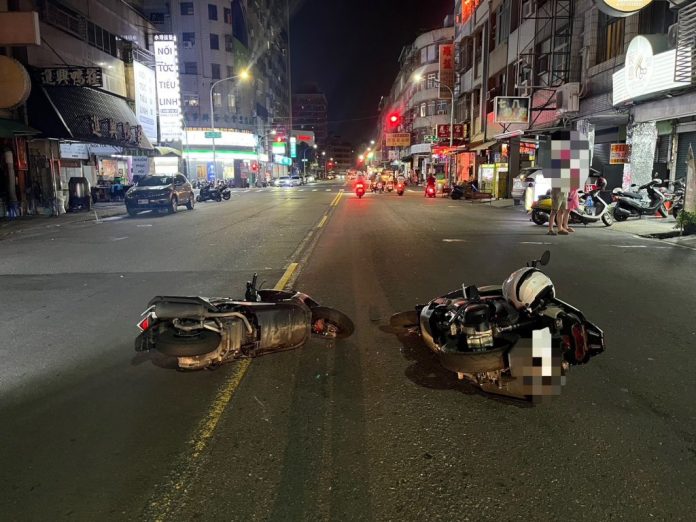 蛇亂入道路釀事故！騎士急煞閃避　後方追撞雙雙掛彩