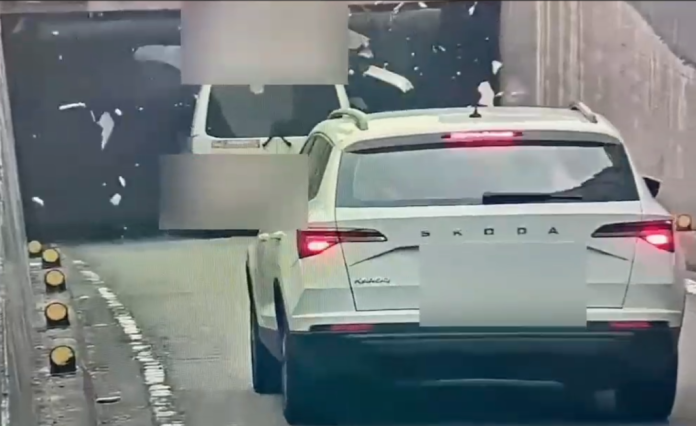 復康巴士出事了！　超過地下道限高硬闖撞爆成敞篷車