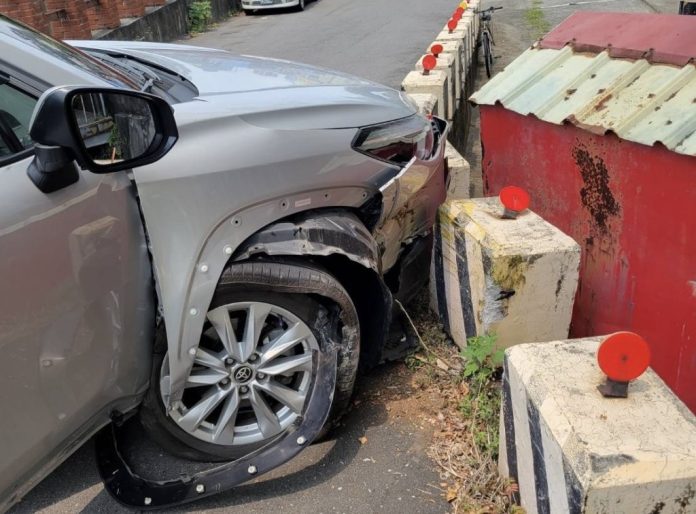 快訊／怎麼開的？7旬婦右轉變「飛車特技」衝破護欄墜落道路