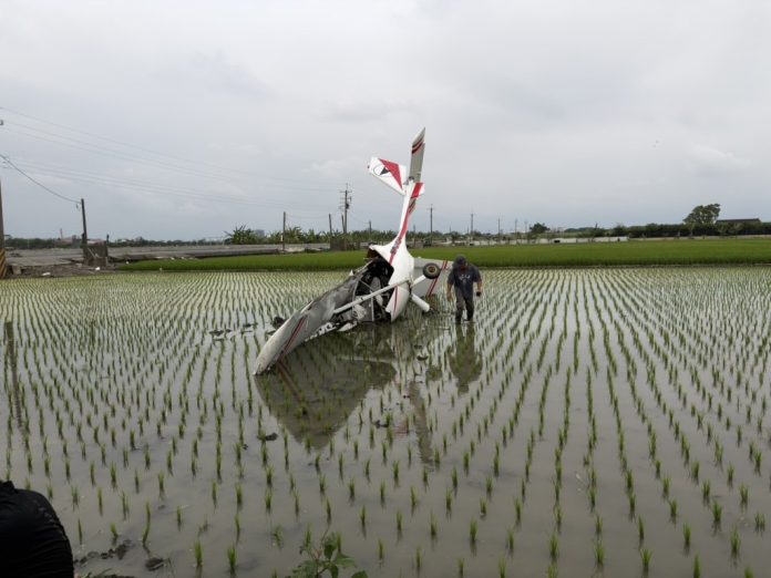 輕航機墜落虎尾稻田！　駕駛受傷送醫