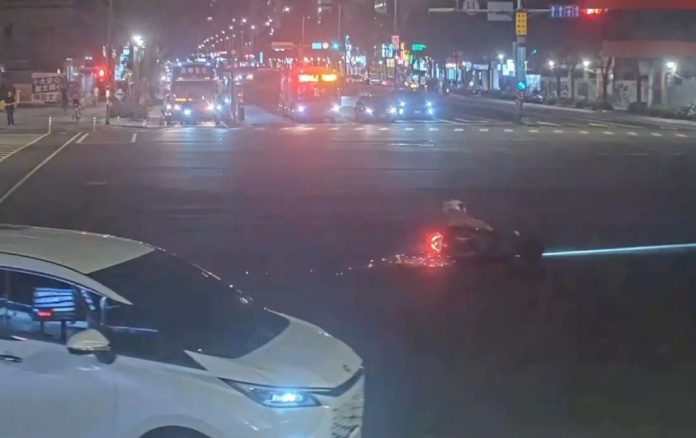 「搶黃燈」撞減速前車　北市女騎士失衡「犁田」15公尺濺火花