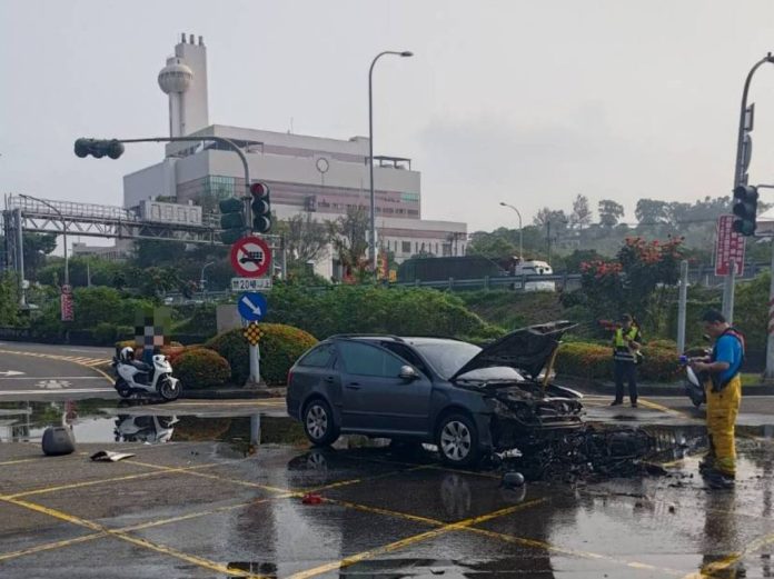 影／高雄女騎士闖紅燈遭休旅車攔腰猛撞　機車倒地瞬間起火燒成廢鐵