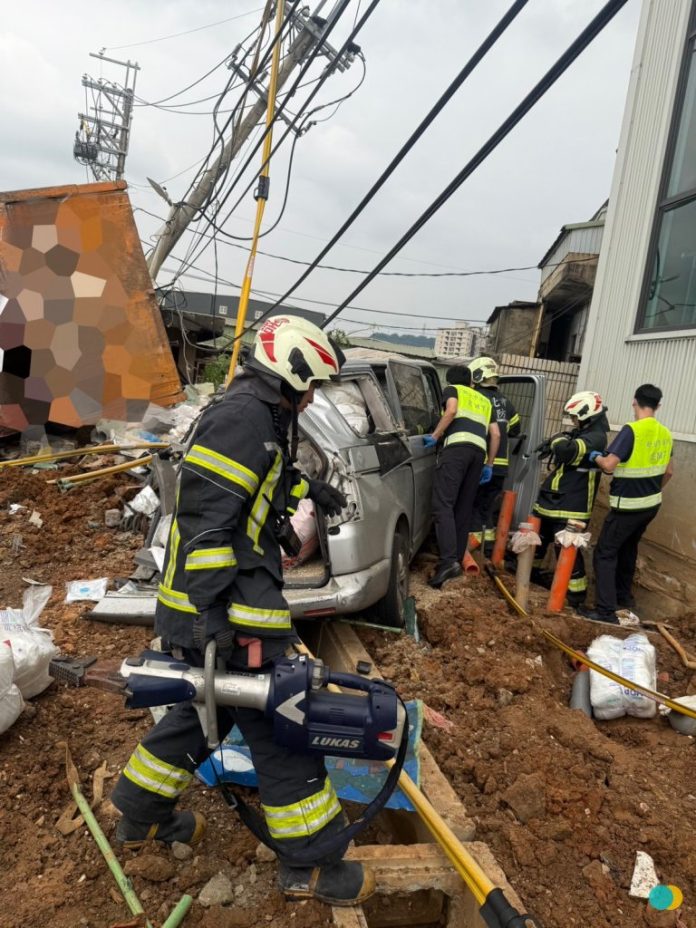 下坡突煞車失靈！鶯歌砂石車擦撞圍牆減速仍煞不住　連撞10車釀7傷