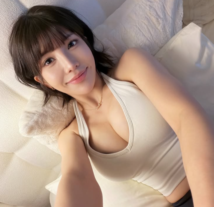 壯壯低胸居家照火辣曝光！甜笑俯拍視角「展雄偉上圍」