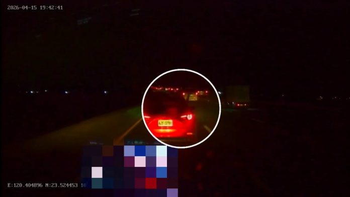 影／鳴笛也不理！救護車載病患行駛國道被擋　轎車占內線「副駕手伸窗外比中指」