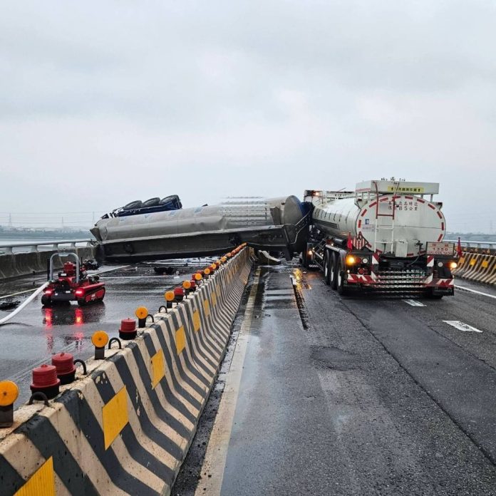 台61線連環車禍槽車翻覆！ 　「醋酸甲酯」外洩現場封路管制