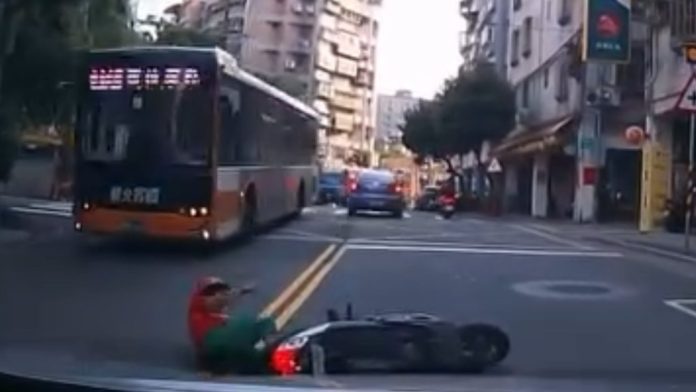 中和阿婆「神奇偏移」追尾前車慘摔險遭公車輾　心虛肇逃原來是無照上路