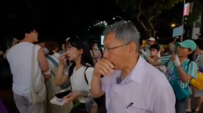 被潑辣辣椒水！ 　柯P陪民眾黨台中市議員參選人逢甲夜市掃街遭攻擊