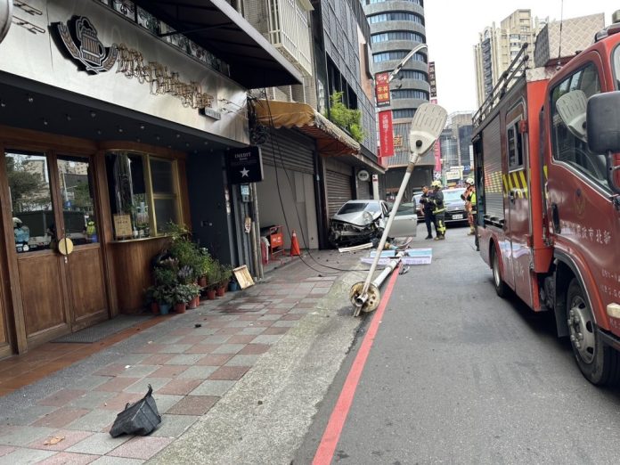 敢撞不敢當！板橋男開租賃車撞毀燈桿「斷三節」　警到場已棄車逃逸