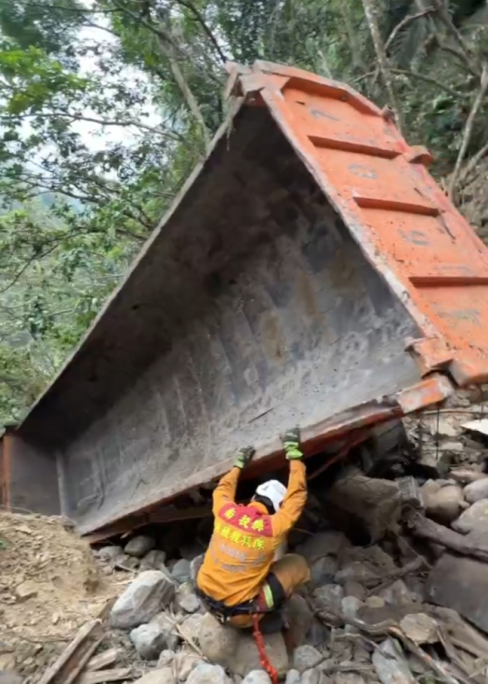 台149乙線砂石車翻覆墜谷100米！　駕駛拋出車外死亡