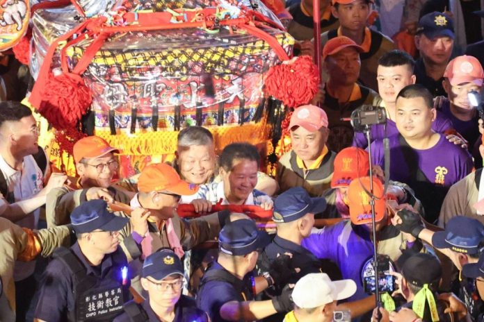 大甲媽祖民生地下道擠爆　凌晨1點45才通過　顏清標、鄭銘坤親壓轎穩場