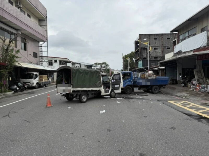 花蓮市區藍、白小貨車對撞　白車駕駛夾困雙腿開放性骨折