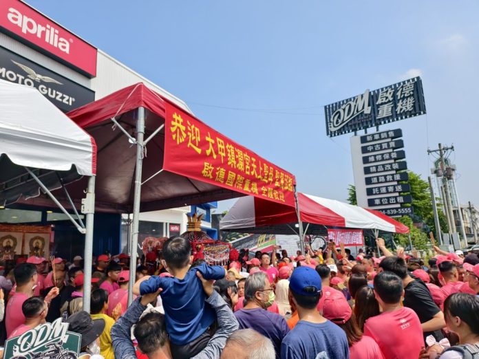 大甲媽祖今早10點停駕啟德國際重機　顏清標、鄭銘坤現身人潮爆滿