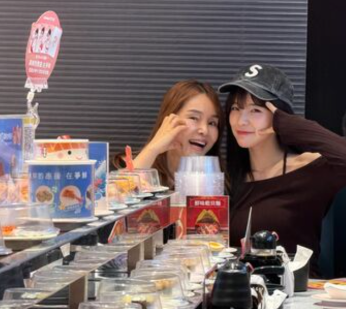 巧遇女神李多慧！親切合照給簽名「助理姐姐」身分曝光