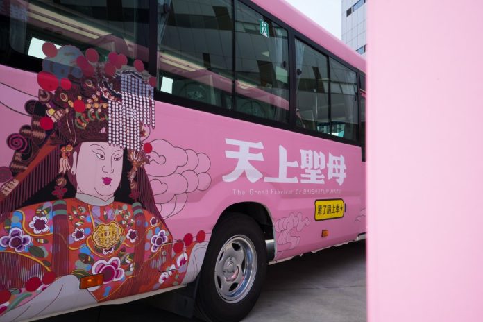 白沙屯媽祖進香登場！星宇航空「累了請上車」升級　粉紅超跑巴士暖心陪走全程