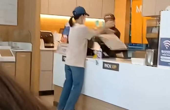 影／續杯可樂被拒竟動手！韓女在漢堡店「掀翻收銀機」　狠搧女店員巴掌遭警帶離