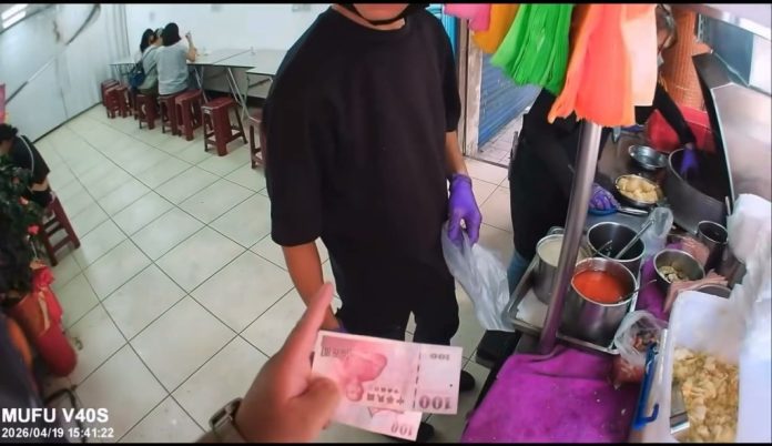 影／摸完廚餘再包臭豆腐！店家被要求換手套回「我們都是這樣子」　消費者不滿跟衛生局檢舉