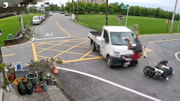 宜蘭五結無號誌路口小貨車機車相撞　騎士彈飛半空重摔命危