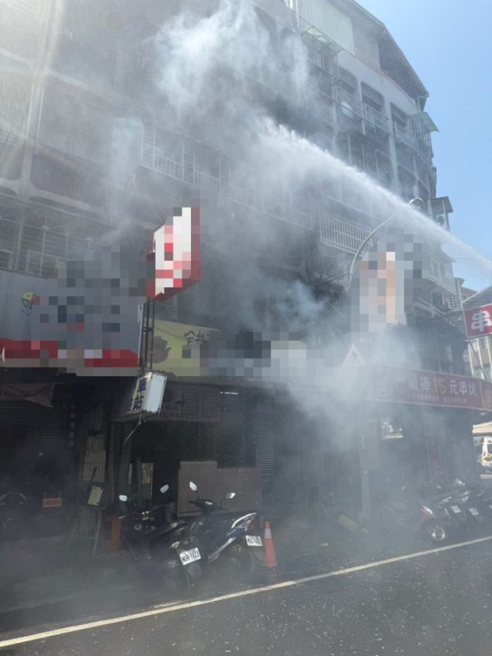 快訊／三重大仁街公寓冷氣室外機起火延燒　受困7旬婦救出無生命跡象