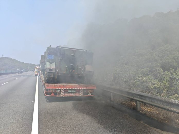 軍車又出事！　載裝甲車拖板車國道因起火冒煙兩度「刁車」