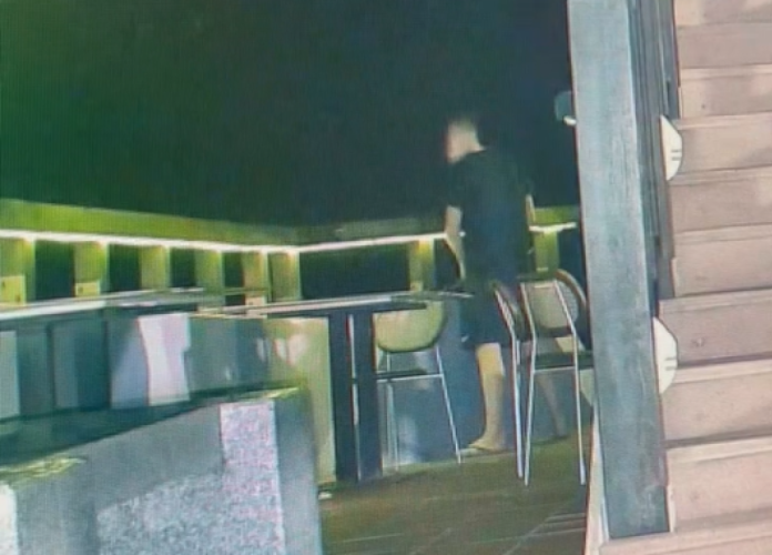影／好意開放二樓變災難！男站觀景台「往一樓尿下去」　金門店家PO監視器加碼爆：把樓上當砲房