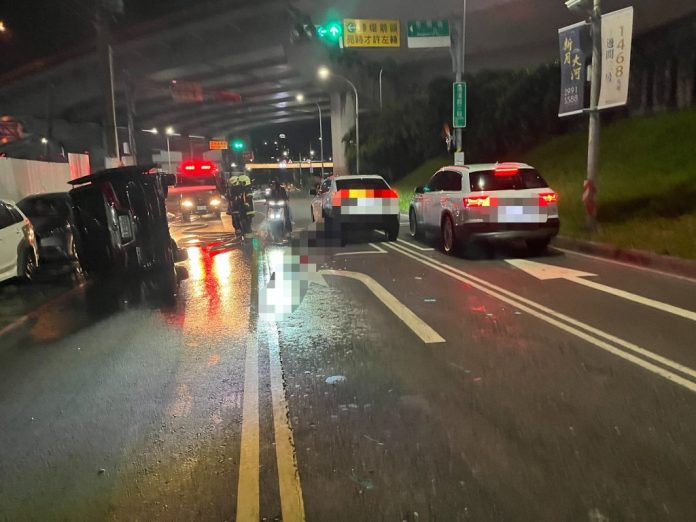 新莊男開「運兵車」載妹追尾前車側翻對向車道　警到場見「1物」掉落揪毒鴛鴦