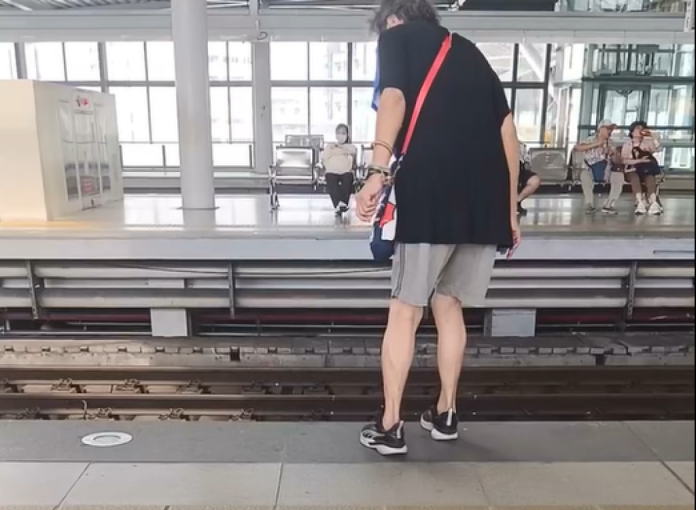 影／火車快進站了！阿嬤100元掉到鐵軌　竟從月台跳下去撿