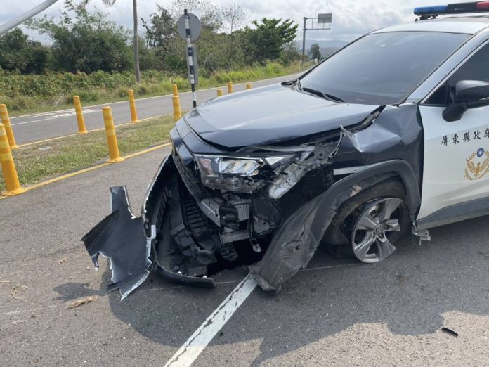 警車自撞！「車頭全毀、員警受傷」竟是輪胎惹的禍