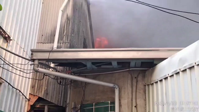 快訊／台南中西區民宅火警！火舌黑煙狂竄　消防射水搶救