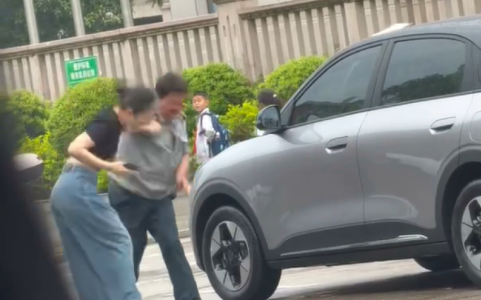 影／女腳踹保全「被反擊打巴掌」　超大聲響影片陸網路傳！警立案調查