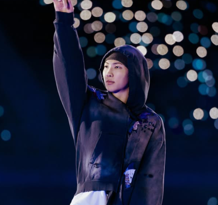 BTS隊長RM爆日本禁菸區抽菸　「工作人員幫撿菸蒂」