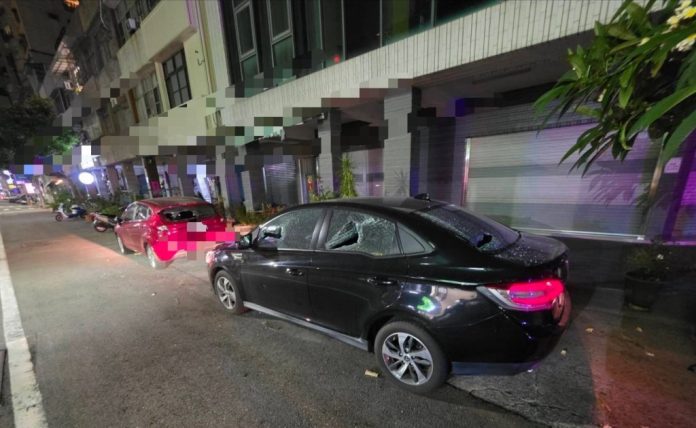 3車停家門外踩雷！高雄男情緒炸裂　狂砸+踢凹還出手傷人