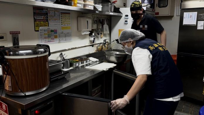 百貨餐廳驚爆「蟑螂入餐」！衛生局突襲稽查 驚見缺失