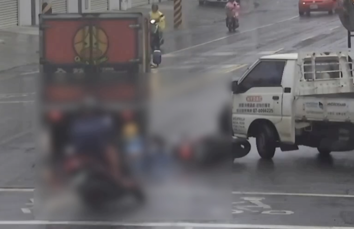 小貨車紅燈右轉釀禍！　鳳山4車相撞3人受傷送醫