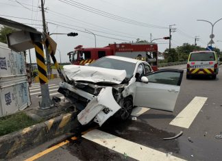 出事!屏東轎車詭撞分隔島 1歲童受傷急送醫 出事!屏東轎車詭撞分隔島 1歲童受傷急送醫