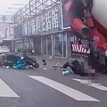 影/驚悚瞬間曝!水泥車左轉…機車「煞不住」騎士猛撞噴飛重摔 影/驚悚瞬間曝!水泥車左轉…機車「煞不住」騎士猛撞噴飛重摔