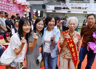 護媽咪、顧孩子 提政策向模範母親致敬 何欣純籲盧市長腸病毒疫苗不設門檻全面補助 護媽咪、顧孩子 提政策向模範母親致敬 何欣純籲盧市長腸病毒疫苗不設門檻全面補助