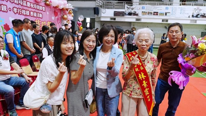 護媽咪、顧孩子 提政策向模範母親致敬 何欣純籲盧市長腸病毒疫苗不設門檻全面補助