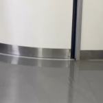 影/太扯!男乘客搭區間車「躲廁所洗澡」車廂地板全是水 列車長開門看到裸體傻眼 影/太扯!男乘客搭區間車「躲廁所洗澡」車廂地板全是水 列車長開門看到裸體傻眼