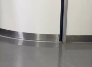 影/太扯!男乘客搭區間車「躲廁所洗澡」車廂地板全是水 列車長開門看到裸體傻眼 影/太扯!男乘客搭區間車「躲廁所洗澡」車廂地板全是水 列車長開門看到裸體傻眼