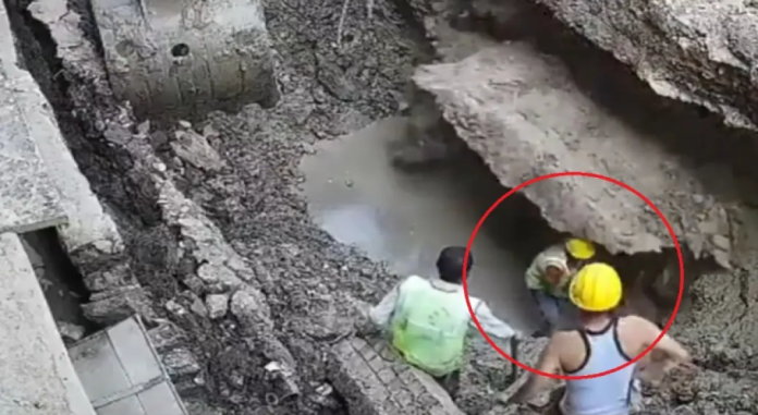 影／印度工安死亡意外！工人「坑洞內修管線」突道路坍塌　遭活埋影片瘋傳