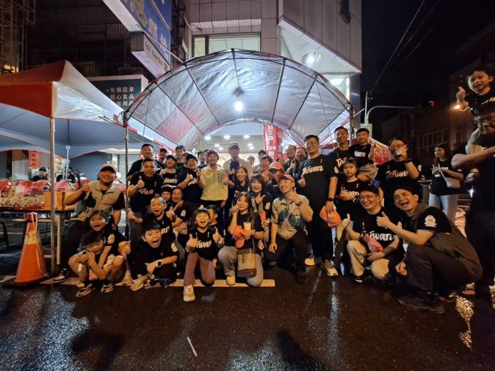 大甲媽祖回鑾熱潮！宏恩眼鏡第12年設點接駕　萬份蔬食、壓轎金結緣感動香客